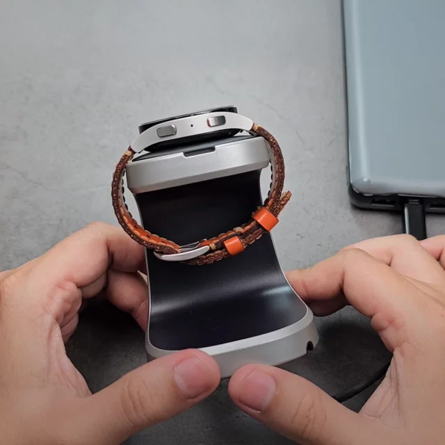 Podstawka do bezprzewodowego ładowania Samsung GP-XVU022SAN do zegarka do Samsung Galaxy