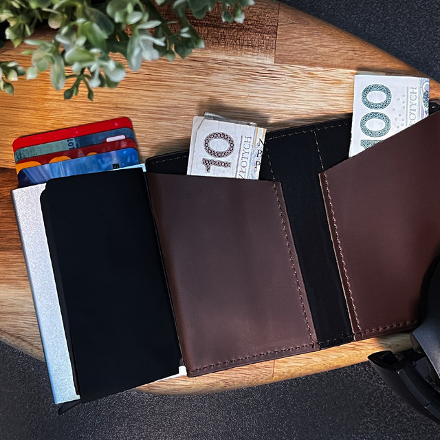 Alogy Smart Wallet mit AirTag Air Tag Kartenhalter für Bargeld RFID-Schutz Braun